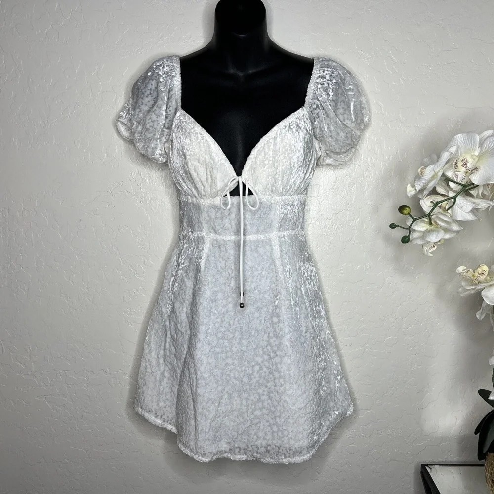 Here Comes The Sun Puff Sleeve String Tie Bust Textured Floral Dress In White S - Picture 2 of 7